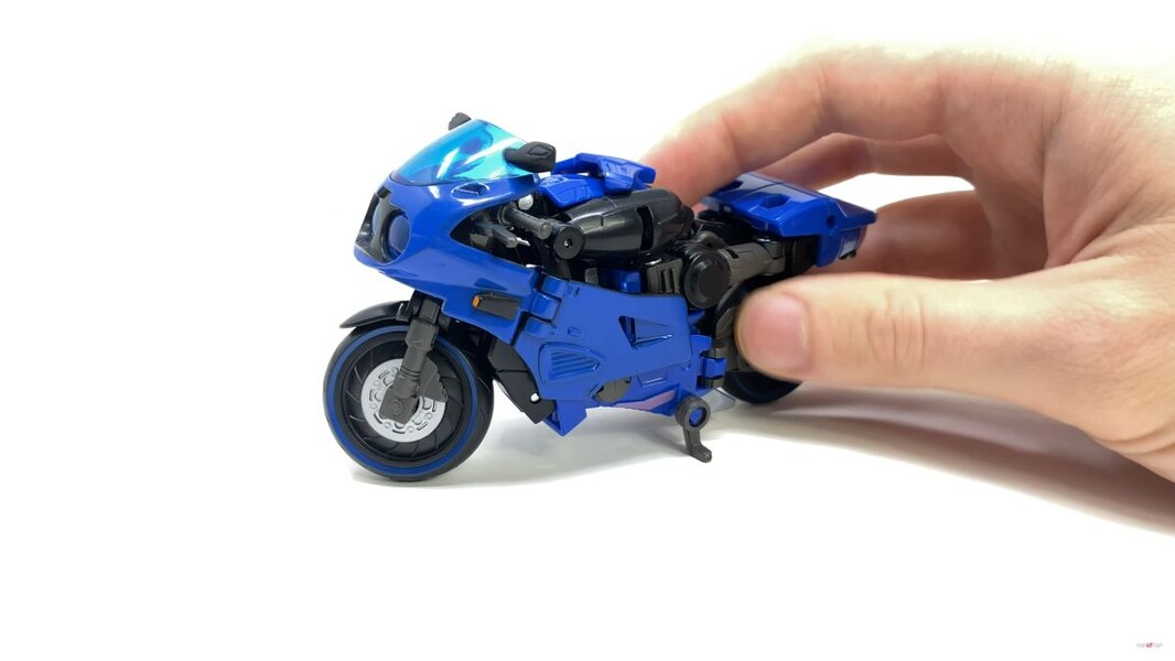 Transformers Legacy Prime Arcee In Hand Image  (33 of 43)